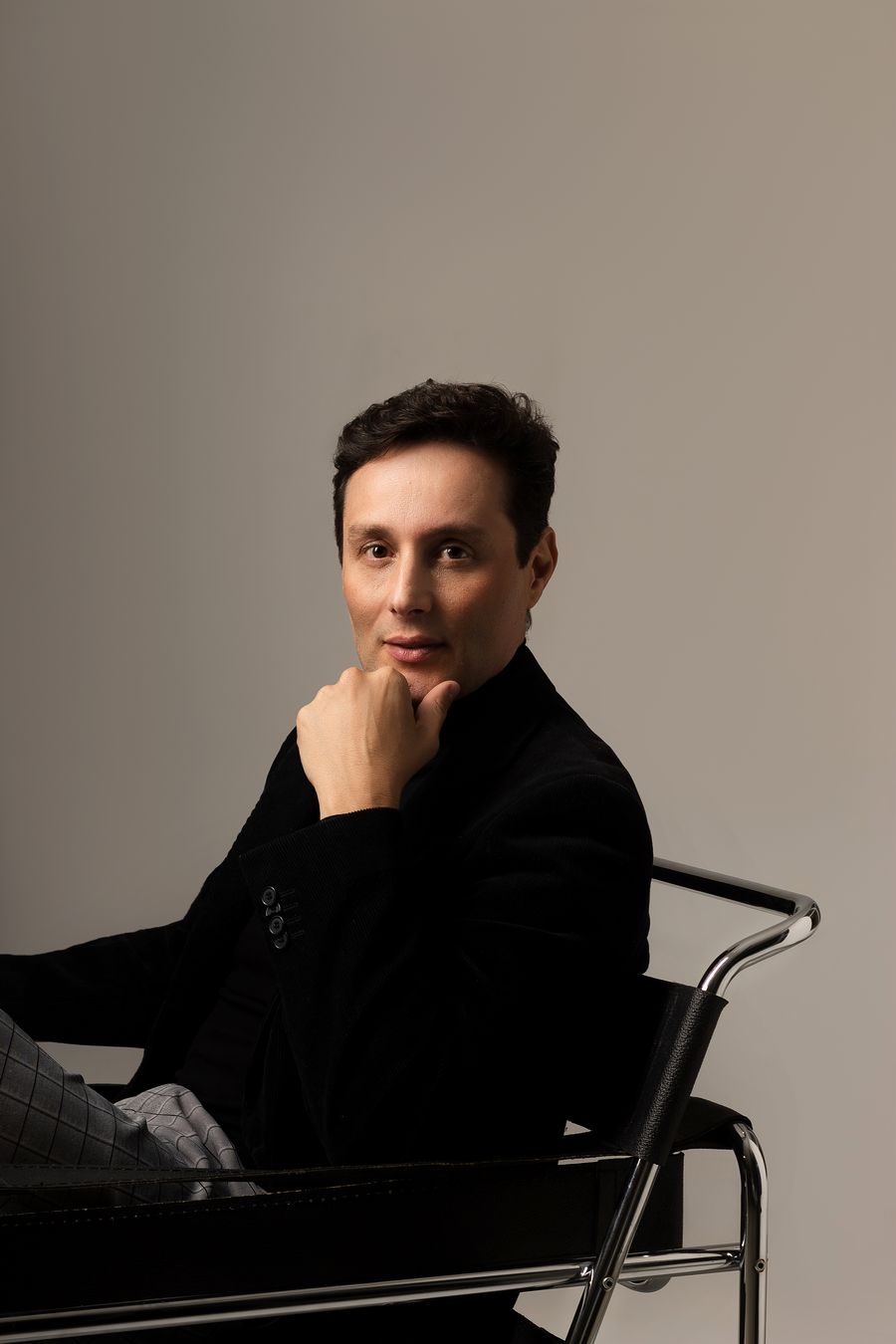 Retrato corporativo masculino na poltrona Wassily