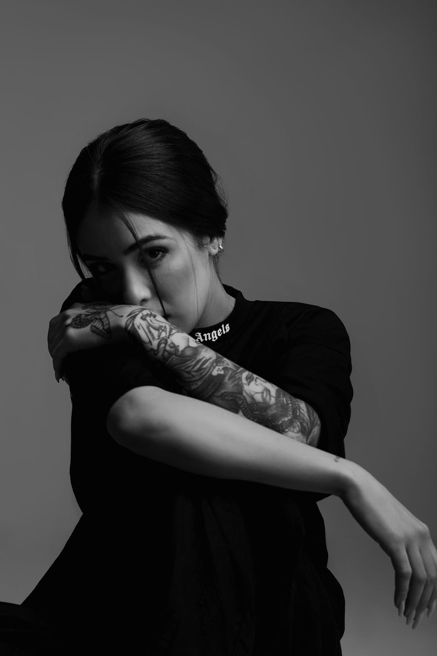 Retrato em preto e branco com foco em tatuagens