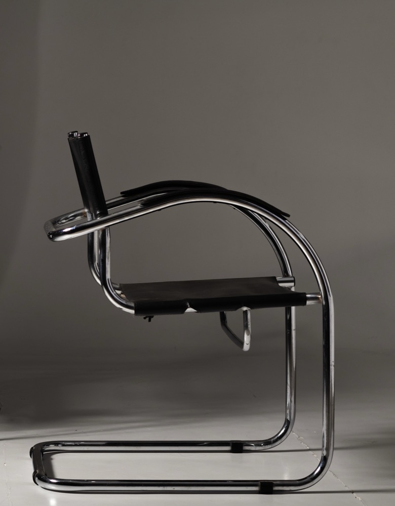 Cadeira Cantilever em aço tubular cromado e couro preto