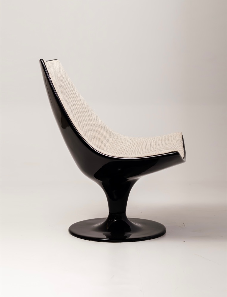 Poltrona de pedestal com casca preta e assento em tecido creme