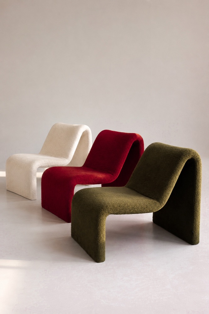 Trio de poltronas esculturais Warp em bouclé branco, vermelho e verde-oliva